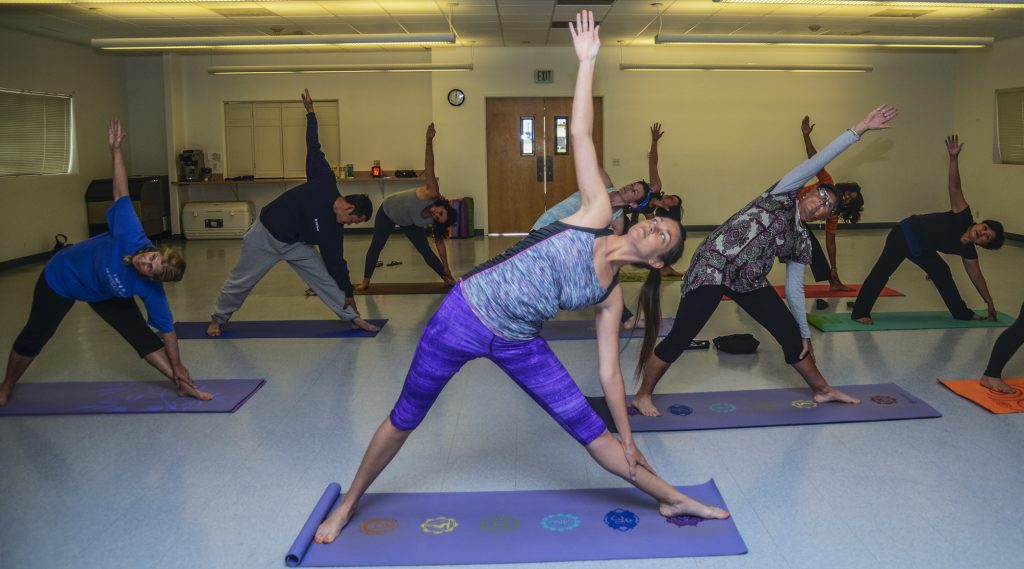 اریال یوگا یک ورزش هوایی ترکیبی از یوگا و تمرینات معلق است که به افزایش انعطافپذیری، کاهش استرس و تقویت بدن کمک میکند.